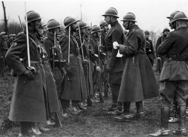  [© KIK-IRPA, Brussels (Belgium), cliché B106715]  Print preview image  Hoge resolutie Zoom  Alle foto's van dit object   Afbeelding downloaden Foto B106715 is enkel leverbaar na voorafgaandelijke toestemming van de eigenaar van het kunstwerk.Voor verdere inlichtingen: copyright @ kikirpa.be    Fotograaf: onbekend Objectnaam:reproductie[fotografie], negatief z/w Productie datum :1917 - 1917    Terug naar resultaat    Resultaat 11 / 19   Koning Albert I en Luitenant-Generaal Jacques reiken decoraties uit aan het 3de D.A. 