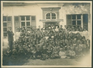 Spijshuis voor zwakke kinderen groepsfoto meisjes