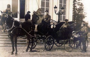Duitsers op de trappen van kasteel Hof ter Saksen