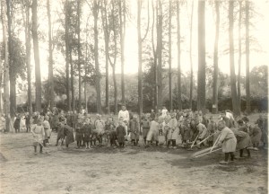 Tuinierende weeskinderen in het park van het kasteel ter Gaever te Beveren tijdens de Eerste Wereldoorlog, Arcief de Bergeyck, collectie John Buyse